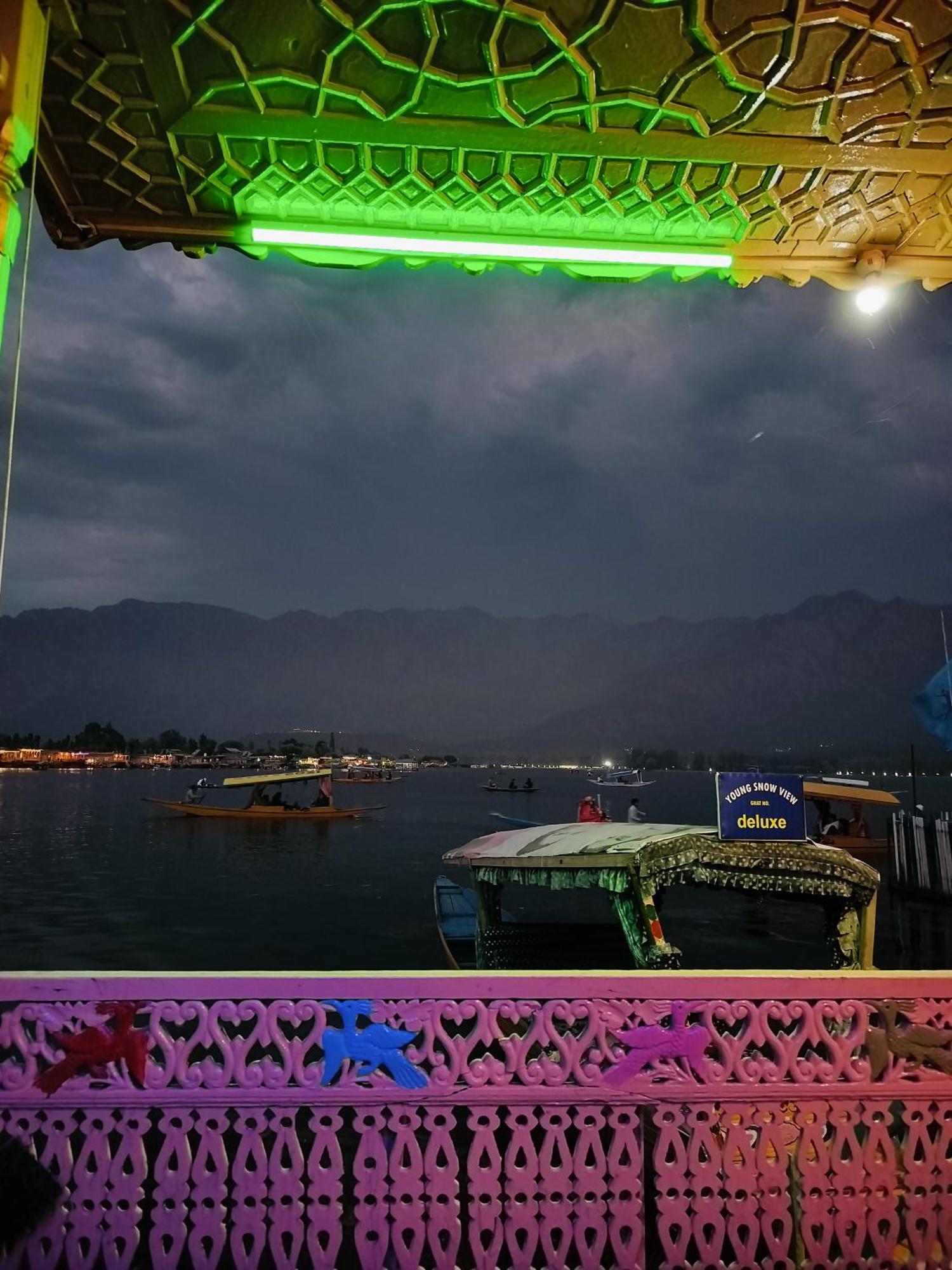 Houseboat Young Snow View Front Line Dal Lake Srinagar  Luaran gambar