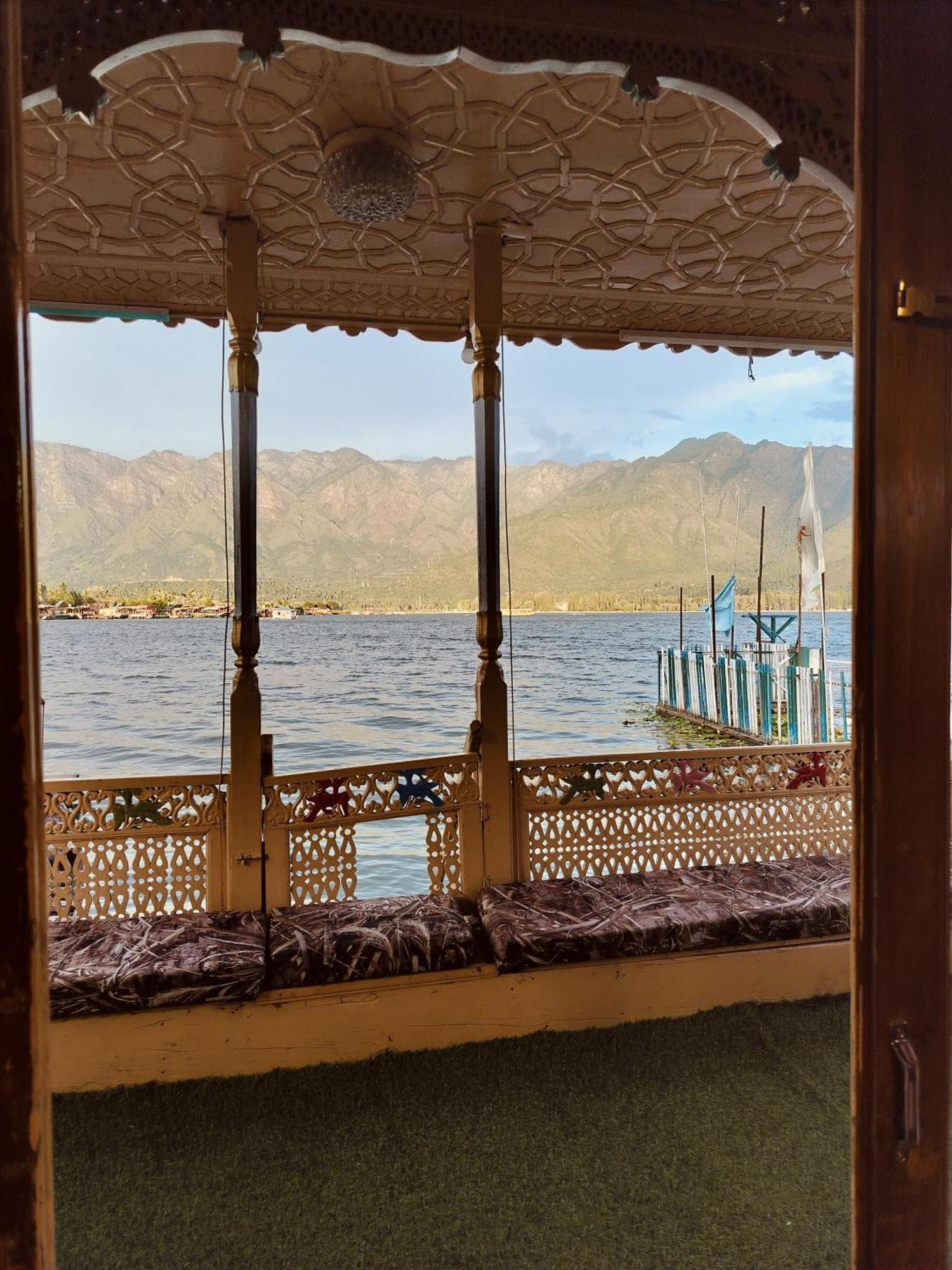 Houseboat Young Snow View Front Line Dal Lake Srinagar  Luaran gambar
