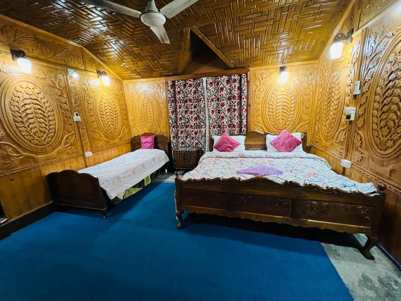 Houseboat Young Snow View Front Line Dal Lake Srinagar  Bilik gambar