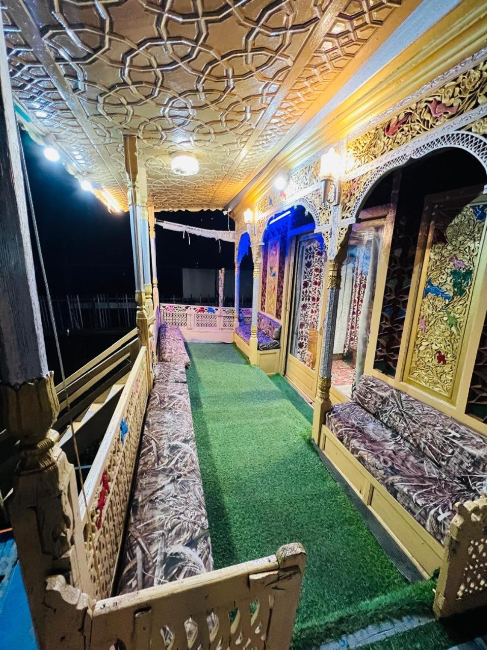 Houseboat Young Snow View Front Line Dal Lake Srinagar  Luaran gambar