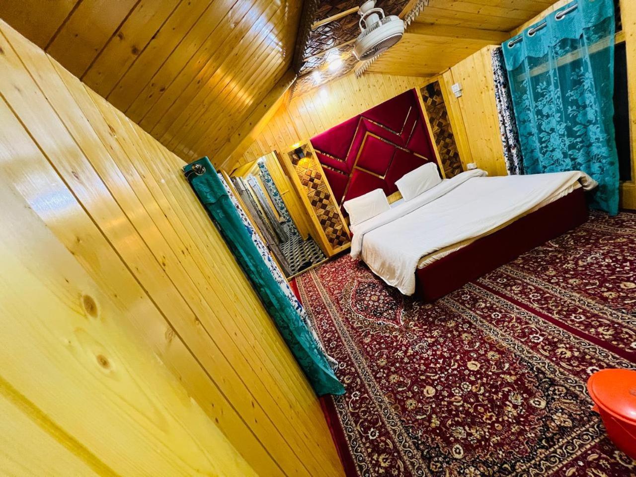 Houseboat Young Snow View Front Line Dal Lake Srinagar  Bilik gambar