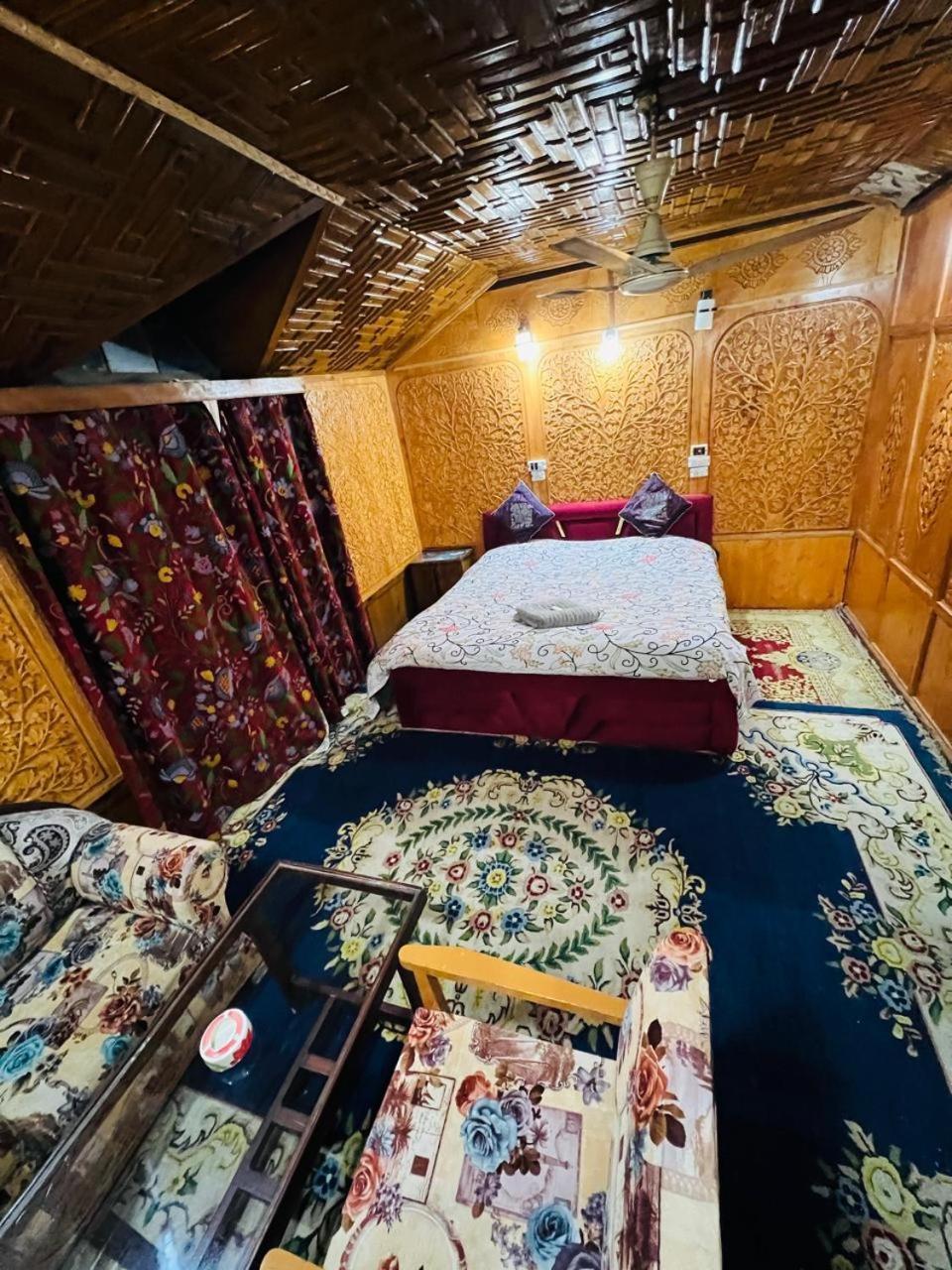 Houseboat Young Snow View Front Line Dal Lake Srinagar  Bilik gambar