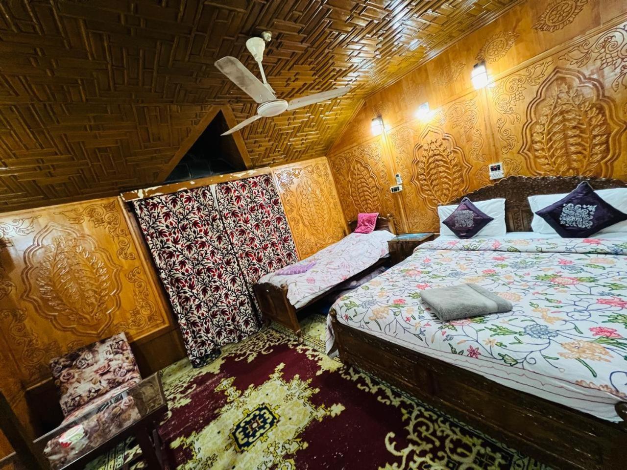 Houseboat Young Snow View Front Line Dal Lake Srinagar  Luaran gambar