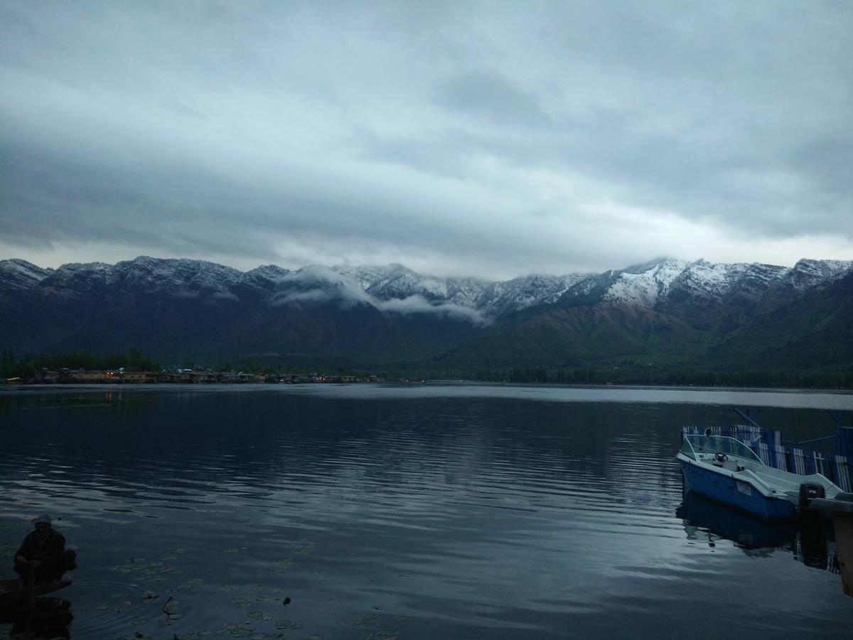 Houseboat Young Snow View Front Line Dal Lake Srinagar  Luaran gambar