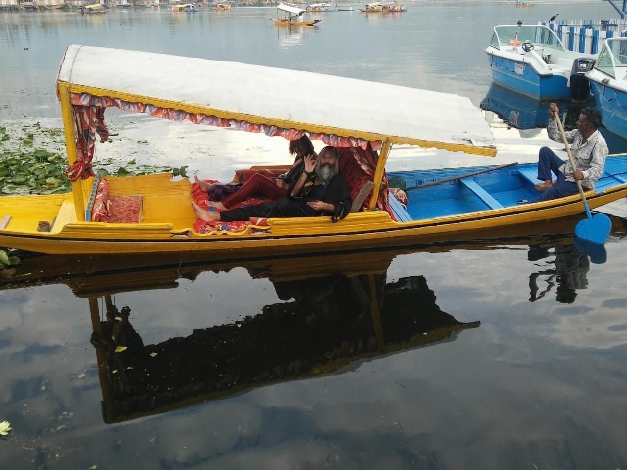 Houseboat Young Snow View Front Line Dal Lake Srinagar  Luaran gambar