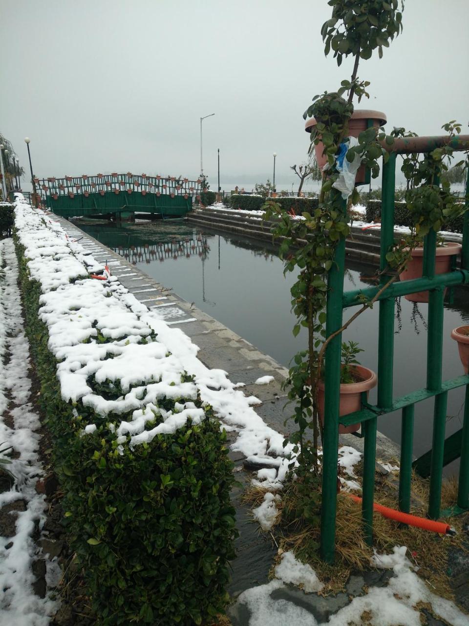 Houseboat Young Snow View Front Line Dal Lake Srinagar  Luaran gambar