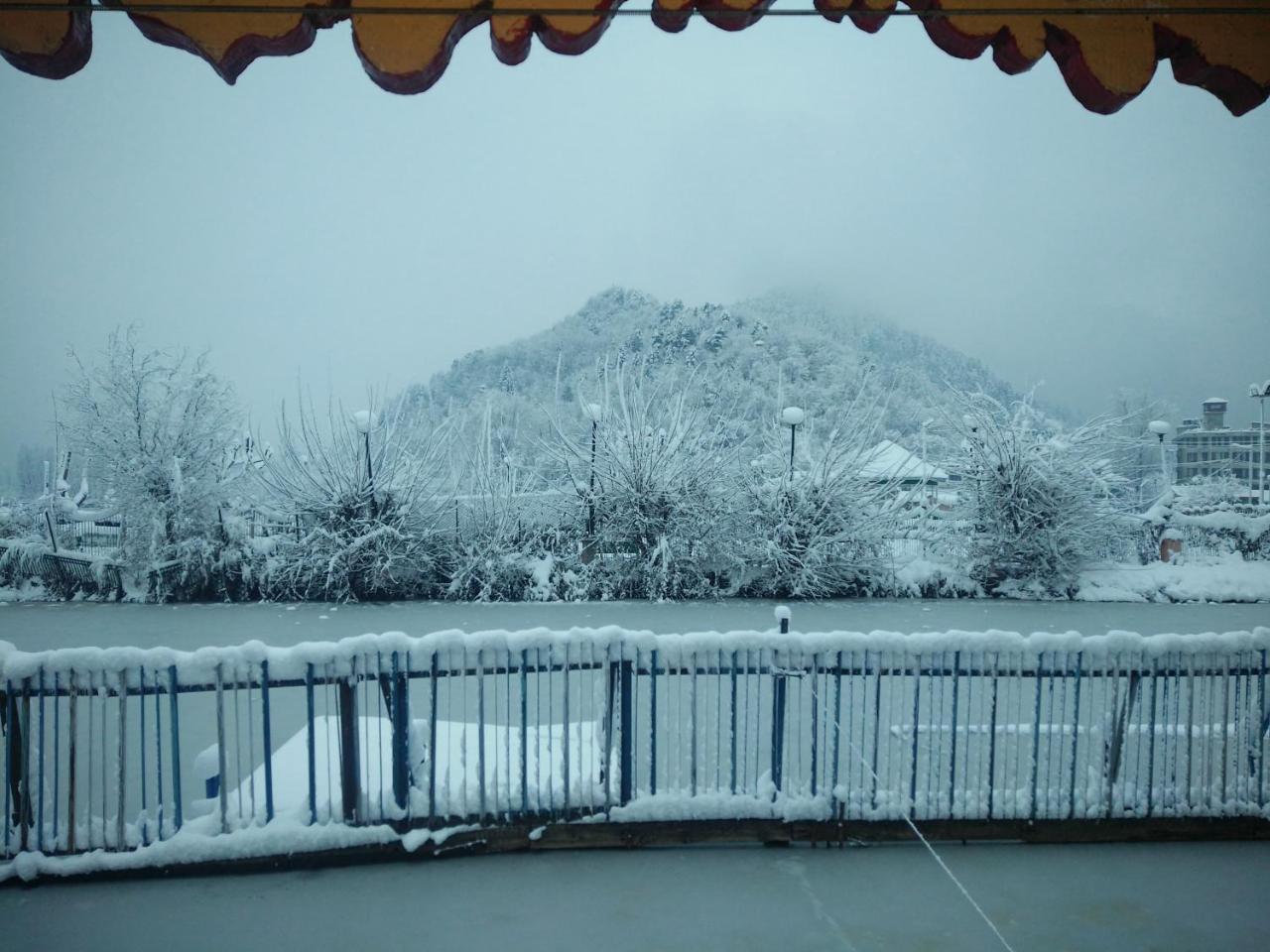 Houseboat Young Snow View Front Line Dal Lake Srinagar  Luaran gambar