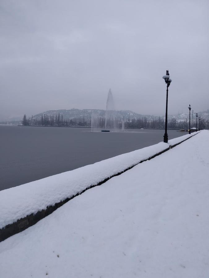 Houseboat Young Snow View Front Line Dal Lake Srinagar  Luaran gambar